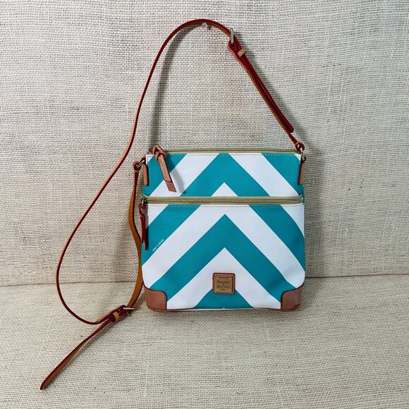 Dooney & Bourke Pebble Grain Crossbody Teal Chevron, Multi Pockets, Exc Cond - Picture 2 of 12